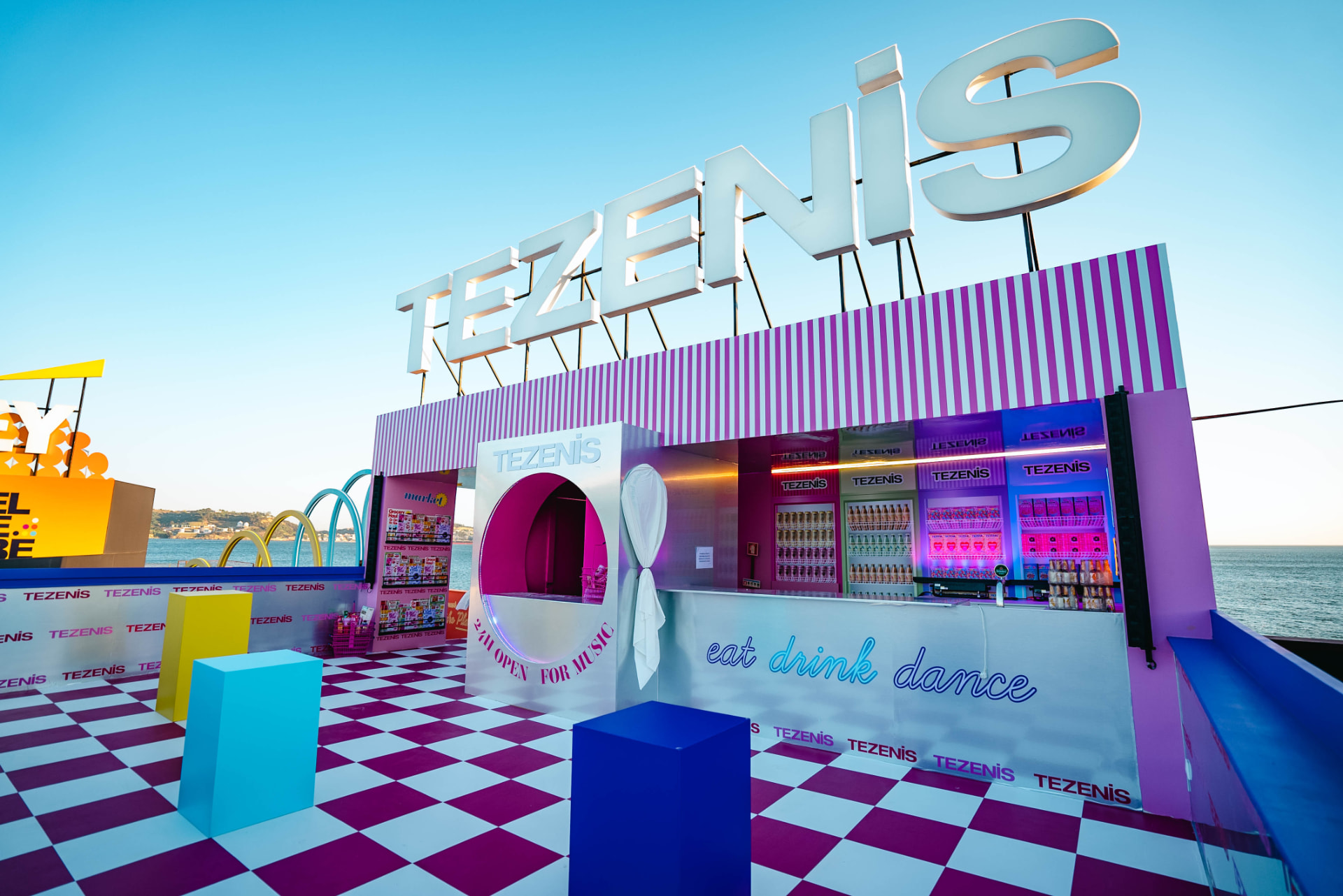 Stand Tezenis à beira-mar com design vibrante