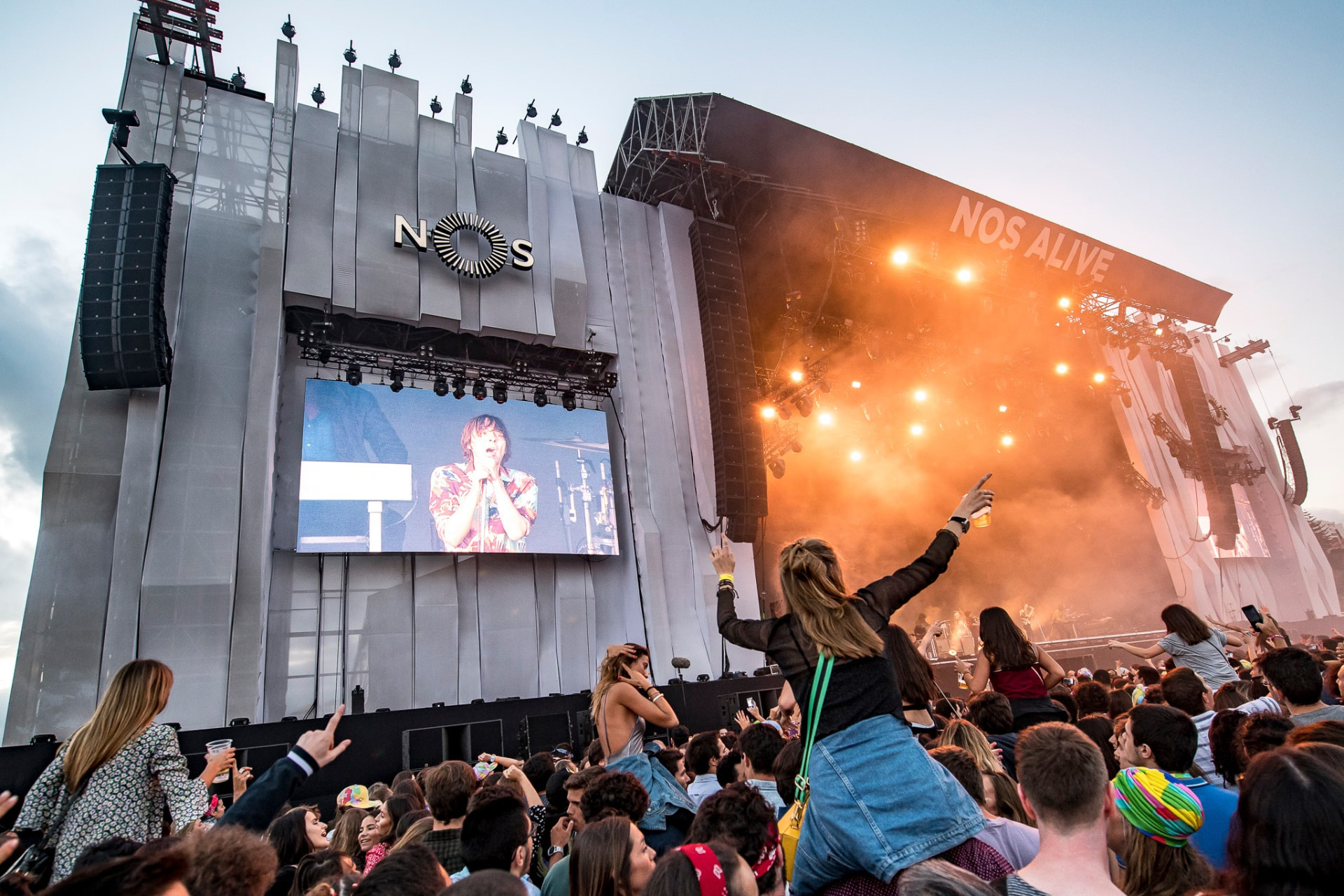 Palco do NOS Alive com público — arquitetura efémera da Feeders