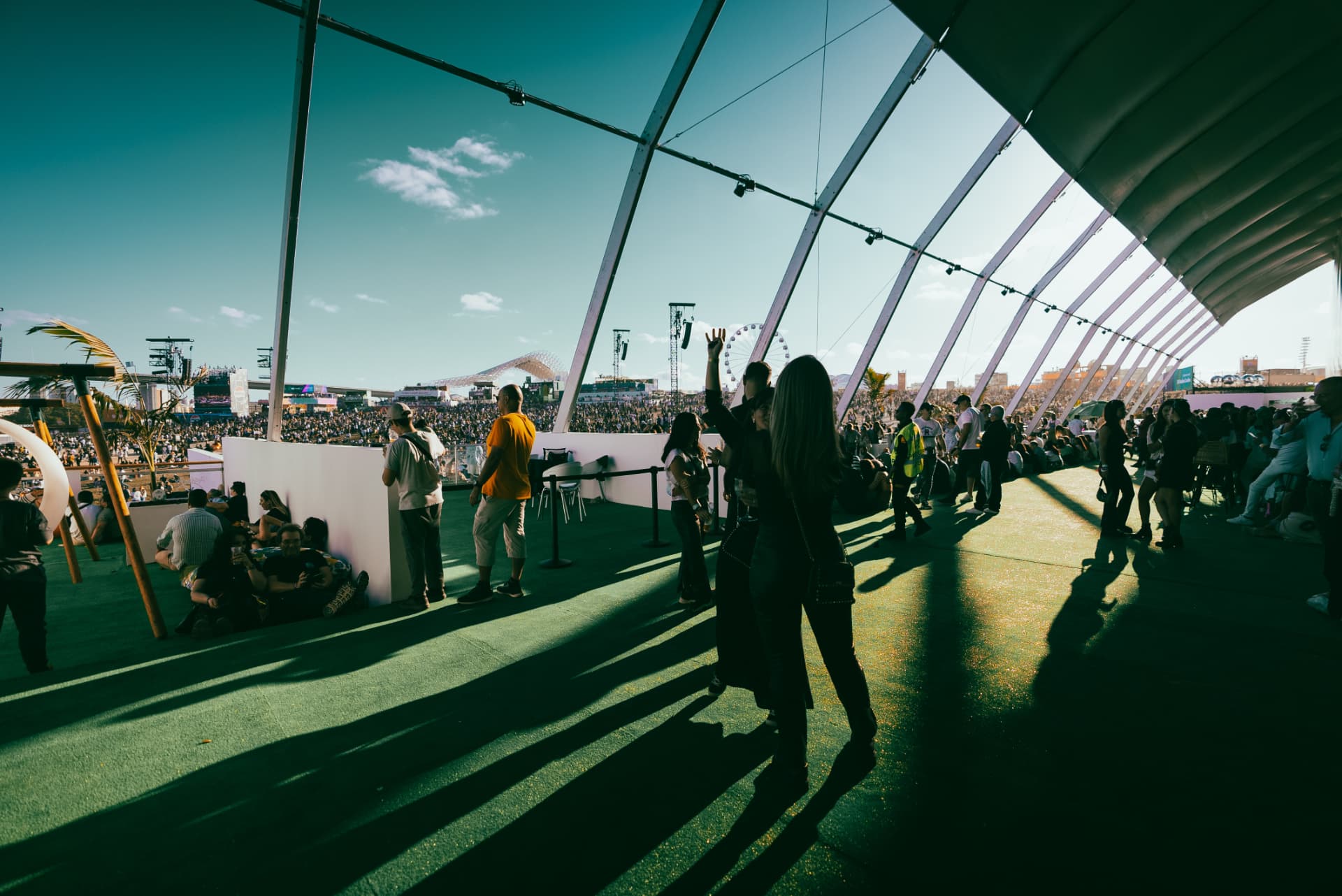 Público num espaço coberto por tenda moderna — experiência de evento